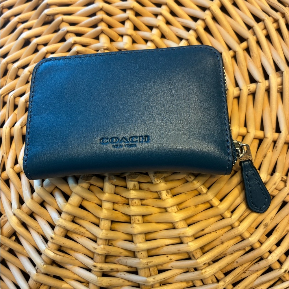 Coach Topps Bazooka brand label zip credit card wallet
Style: F26391 - Picture 2 of 4